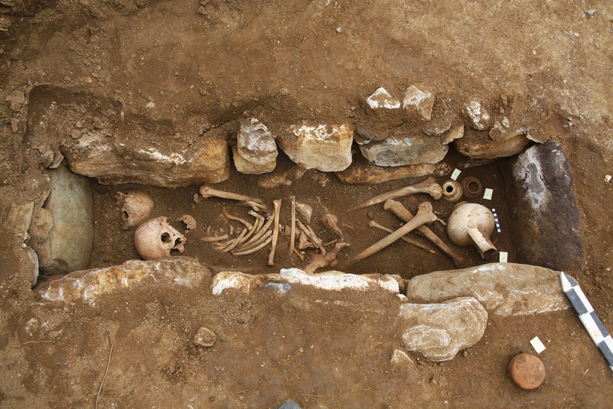 Εικ. 3. Δεκαεννέα κιβωτιόσχημοι τάφοι αποκαλύφθηκαν στη διάρκεια σωστικής ανασκαφής στη θέση «Ρέμα Ξυδιάς» (περιοχή Πηγή Αρτέμιδος) του Πλαταμώνα (φωτ. Εφορεία Αρχαιοτήτων Πιερίας).