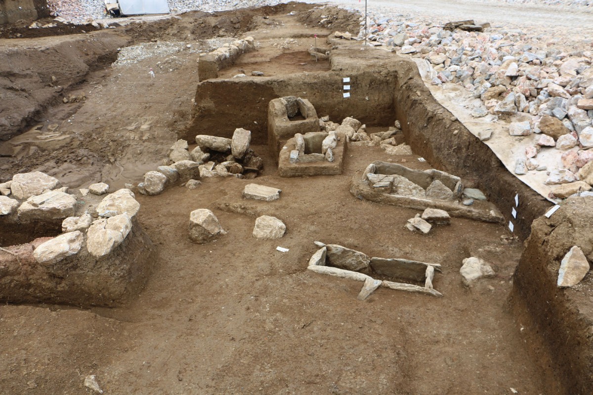 Εικ. 6. Άποψη του νεκροταφείου που αποκαλύφθηκε στη διάρκεια σωστικής ανασκαφής στη θέση «Ρέμα Ξυδιάς» (περιοχή Πηγή Αρτέμιδος) του Πλαταμώνα (φωτ. Εφορεία Αρχαιοτήτων Πιερίας).