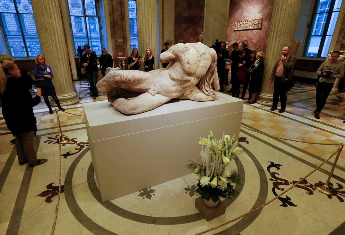 Το άγαλμα του Έλληνα θεού του ποταμού Ιλισσού, μια ξαπλωμένη ακέφαλη ανδρική μορφή, θα εκτίθεται στο μουσείο Ερμιτάζ της Αγίας Πετρούπολης μέχρι τις 18 Ιανουαρίου, για να εορτασθούν τα 250 χρόνια από την ίδρυσή του.