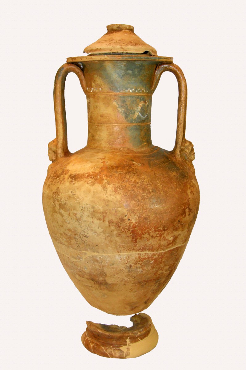 Τεφροδόχος αμφορέας με ανάγλυφη διακόσμηση στις λαβές. Ελληνιστική περίοδος, Αρχαιολογικό Μουσείο Άρτας (φωτ. Εφορεία Αρχαιοτήτων Άρτας).