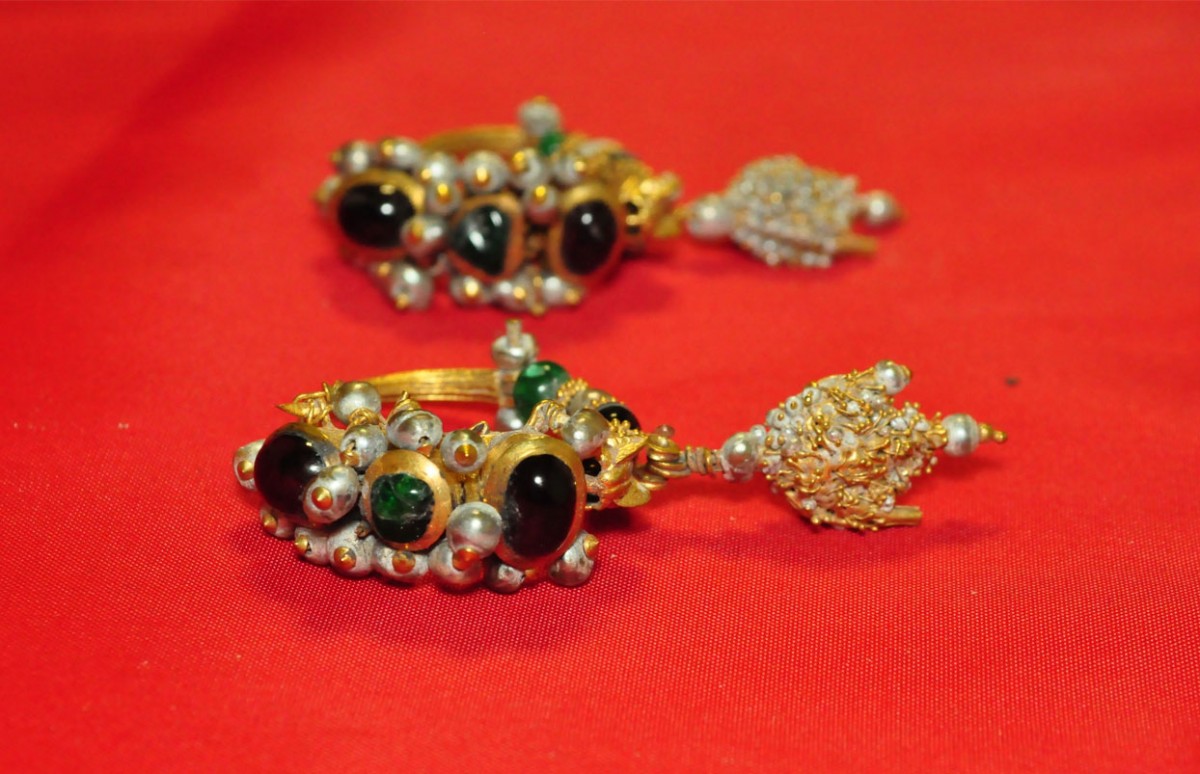 Χρυσά σκουλαρίκια που βρέθηκαν σε σοφίτα σπιτιού στην Αλεξάνδρεια Ημαθίας (φωτ. Ελληνική Αστυνομία).