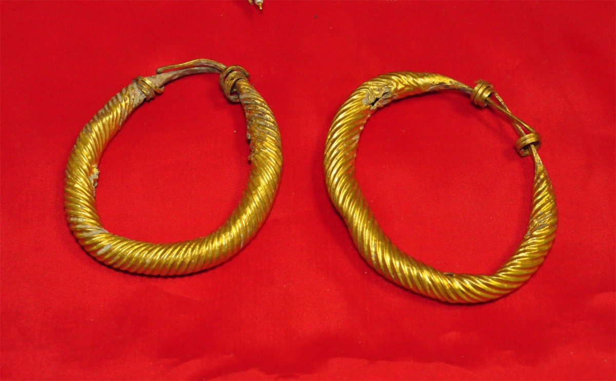 Τα βραχιόλια που βρέθηκαν σε σοφίτα σπιτιού στην Αλεξάνδρεια Ημαθίας (φωτ. Ελληνική Αστυνομία).