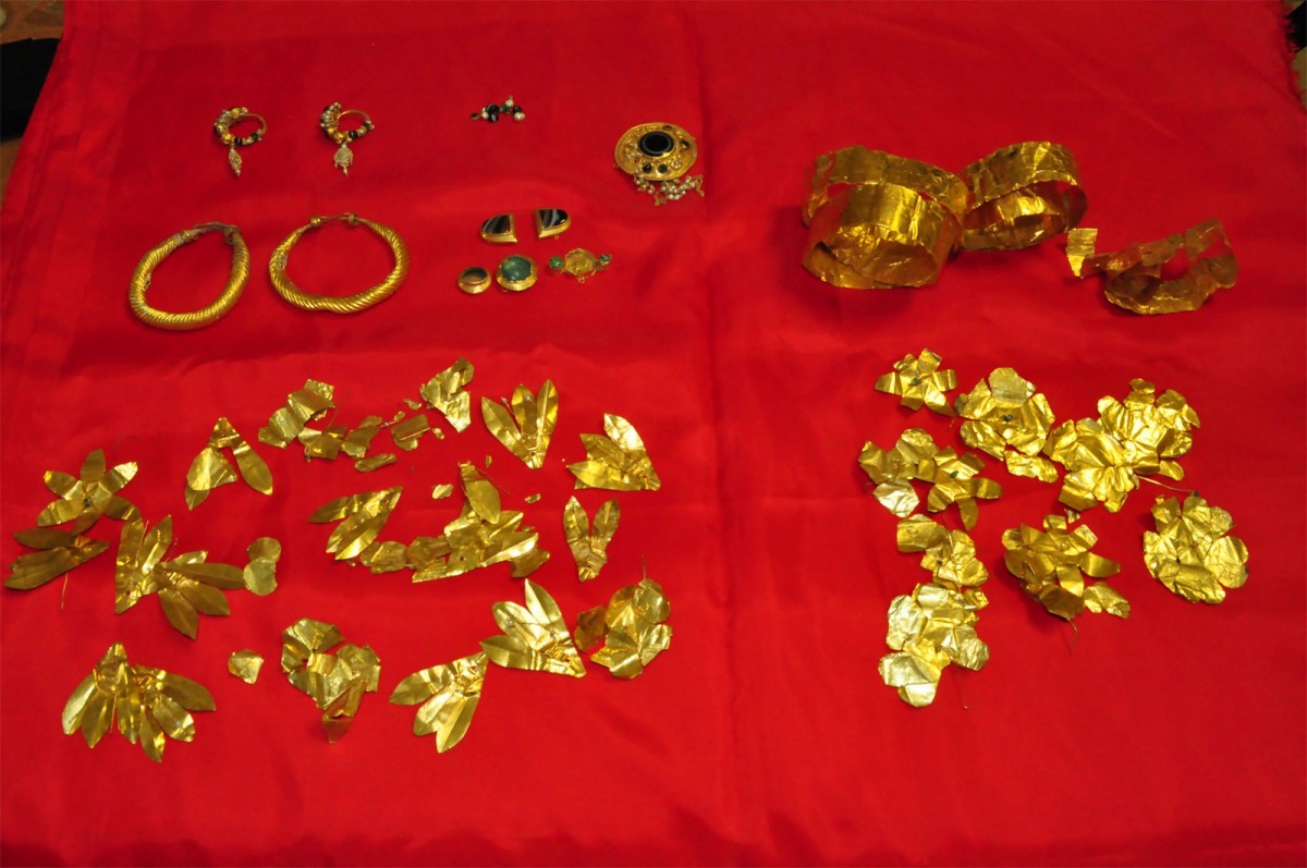 Xρυσά κοσμήματα και ημιπολύτιμοι λίθοι της ύστερης ρωμαϊκής ή παλαιοχριστιανικής περιόδου βρέθηκαν σε σοφίτα σπιτιού στην Αλεξάνδρεια Ημαθίας (φωτ. Ελληνική Αστυνομία). 