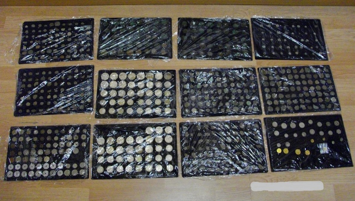 Περισσότερα από 5.700 νομίσματα, τα οποία εμπίπτουν στη Νομοθεσία περί προστασίας αρχαιοτήτων και της εν γένει πολιτιστικής κληρονομιάς, είχε στην κατοχή του ένας 59χρονος που συνελήφθη σε περιοχή του Δήμου Ρεθύμνου (φωτ. Ελληνική Αστυνομία).