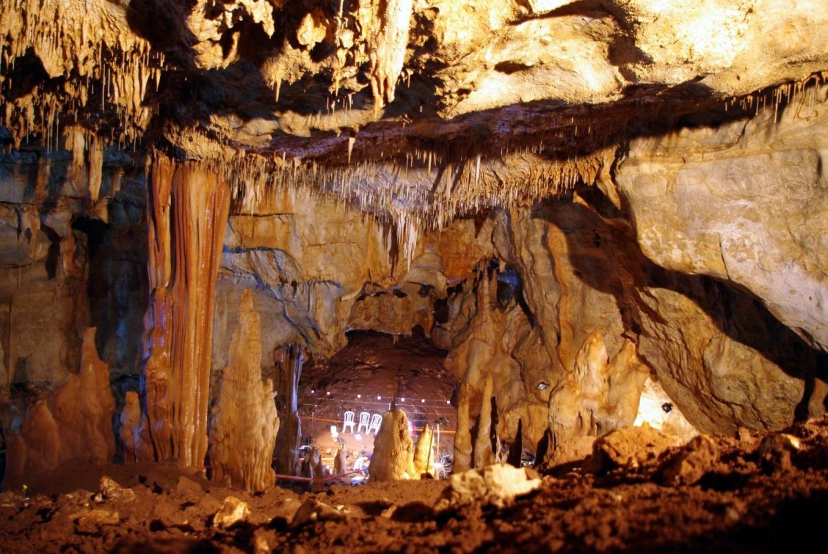 Το εσωτερικό του προϊστορικού σπηλαίου Μανότ, της δυτικής Γαλιλαίας, όπου βρέθηκε το ηλικίας 55.000 ετών κρανίο (φωτ. Amos Frumkin / Hebrew University Cave Research Center).