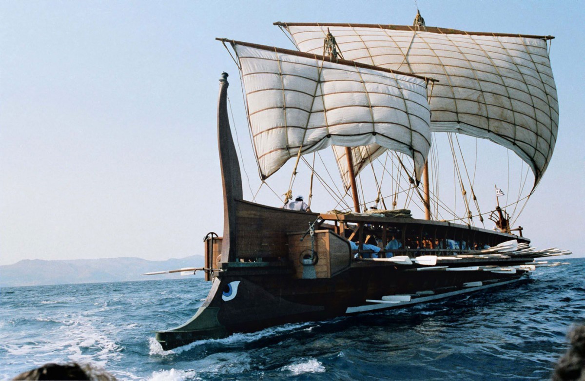 Η τριήρης «Ολυμπιάς», άποψη από την πλώρη, με ανοιγμένα τα τετράγωνα ιστία της. ©Iστορικό αρχείο του Ελληνικού Πολεμικού Ναυτικού.