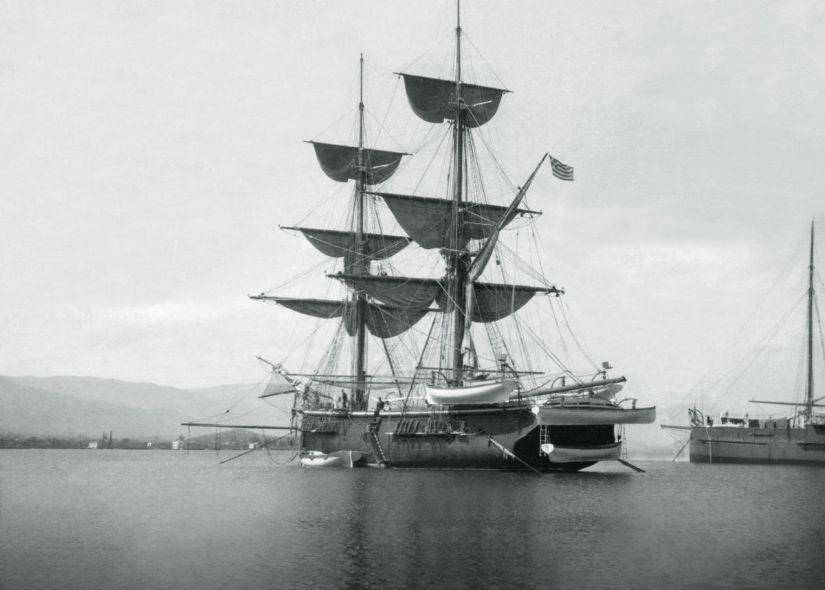 «Πάρων “Άρης” εν Πόρω, 1905». Ο «Άρης», άποψη από την πρύμνη, αποτυπωμένη με τον φακό του Ν. Μακκά. ©Ν. Μακκάς / Φωτογραφικό Αρχείο Εθνικού Ιστορικού Μουσείου.