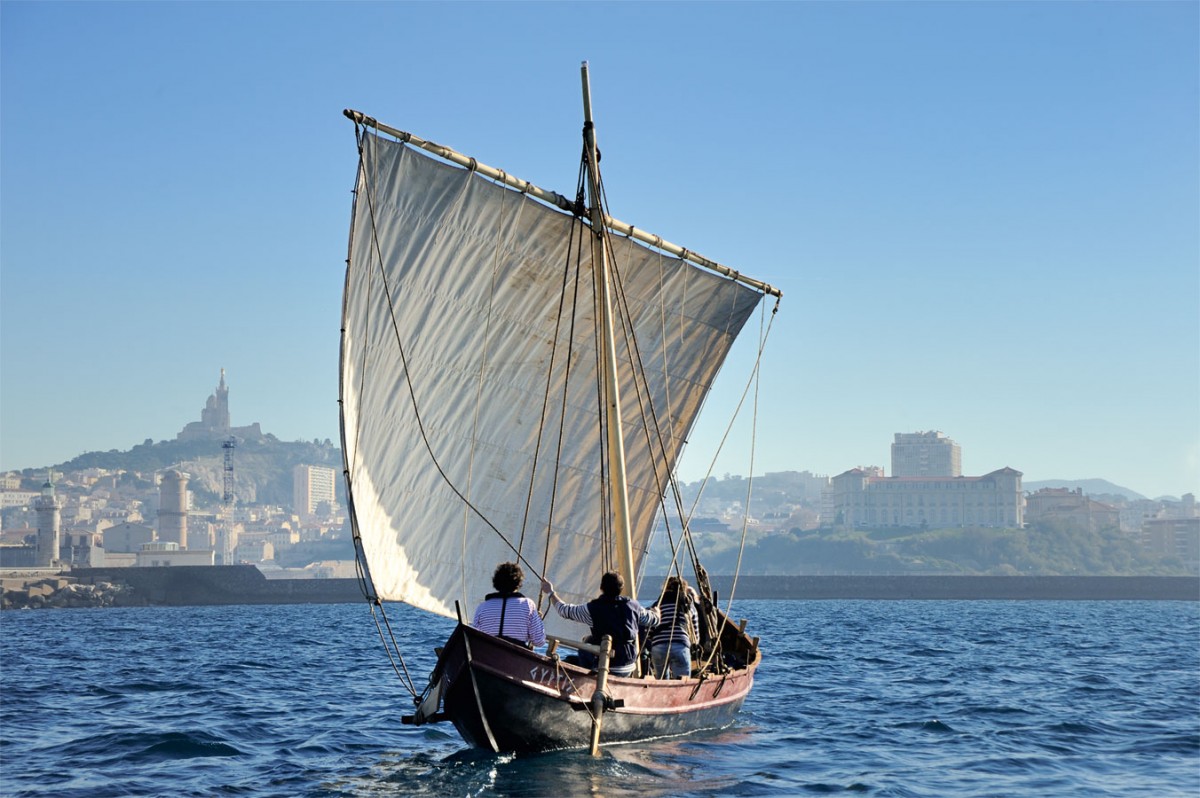 Άποψη του σκάφους «γύπτις» από την πρύμνη, ενώ ιστιοπλοεί στα ανοιχτά της Μασσαλίας, με επίφορο άνεμο (δευτερόπρυμνα). ©L. Damelet.