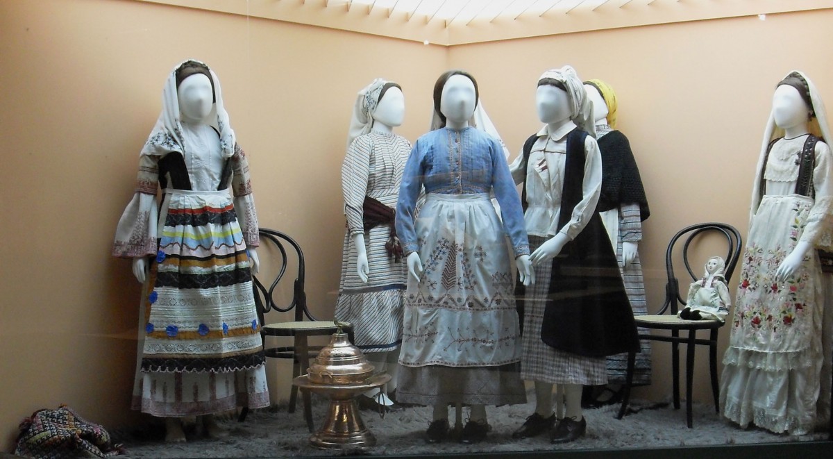 Στο ΠΛΙ έχει δωρηθεί το σύνολο των συλλογών μόδας του Γιάννη Τσεκλένη, η συλλογή με κούκλες με τοπικές ενδυμασίες της Φανής Καζές, το αρχείο Γιάννη Μέτση και το ιστορικό αρχείο Τάκη Μαύρου.