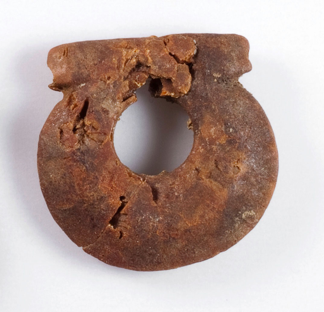 Εξάρτημα περιδεραίου της Μυκηναϊκής περιόδου, από ήλεκτρο/κεχριμπάρι. Βρέθηκε στο θολωτό τάφο Α του Κακόβατου Τριφυλίας. Εθνικό Αρχαιολογικό Μουσείο (ΕΑΜ 11580).