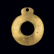 Ένα χρυσό δακτυλιόσχημο ειδώλιο από τη Νεολιθική εποχή