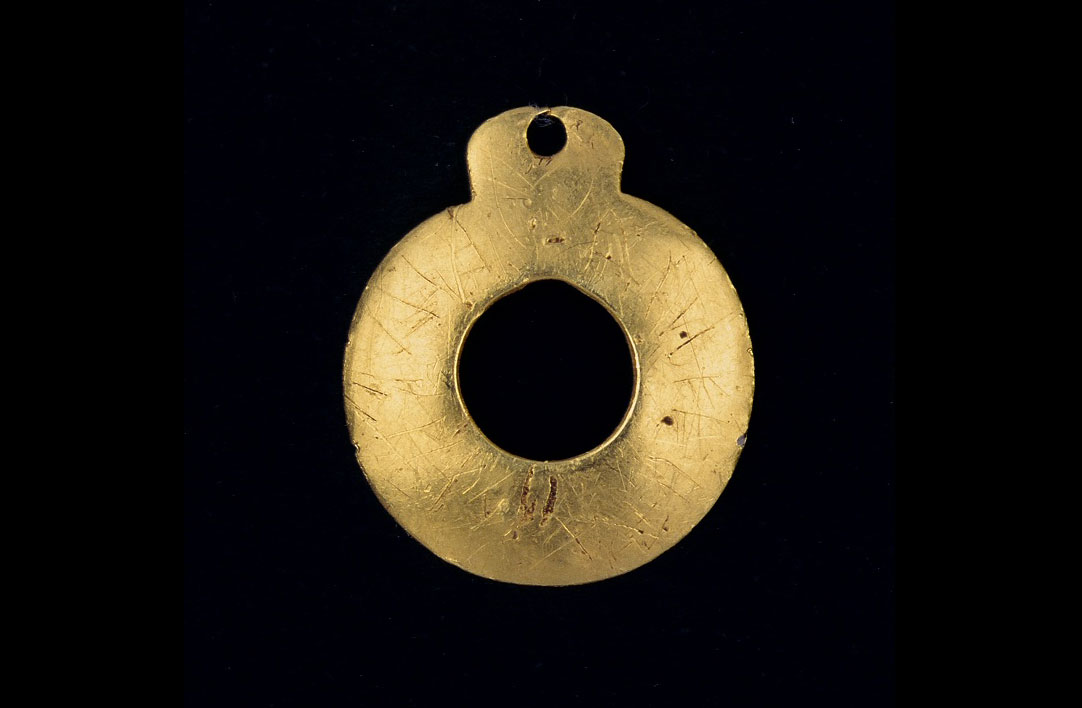 Χρυσό δακτυλιόσχημο ειδώλιο της Νεολιθικής Περιόδου. Εθνικό Αρχαιολογικό Μουσείο, Αίθουσα Νεολιθικού Πολιτισμού, Προθήκη 11:2, ΕΑΜ 16650.