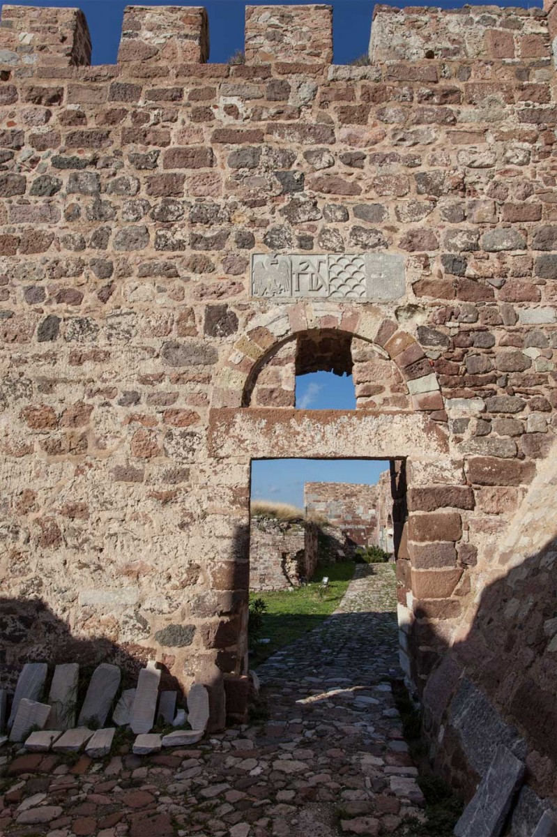 Κάστρο Μυτιλήνης: η εξωτερική όψη της Γενουάτικης πύλης με εντοιχισμένο μαρμάρινο ανάγλυφο το οποίο φέρει το οικόσημο των Παλαιολόγων και των Γατελούζων (φωτ. 14η Εφορεία Βυζαντινών Αρχαιοτήτων).
