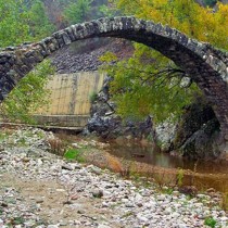 Σήμα κινδύνου για τα πέτρινα γεφύρια στο Μουζάκι