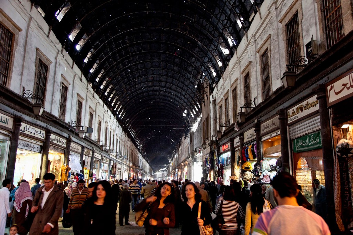 Το σουκ αλ-Χαμιδιέ, η νεότερη σκεπαστή αγορά της Δαμασκού. Έργο του Οθωμανού σουλτάνου Αμπντούλ Χαμίτ Β΄, μετά την καταστροφική πυρκαγιά του 1893, συνδέει τη δυτική πύλη με το Μεγάλο Τζαμί. Φωτ. Θεόφιλος Προδρόμου. 