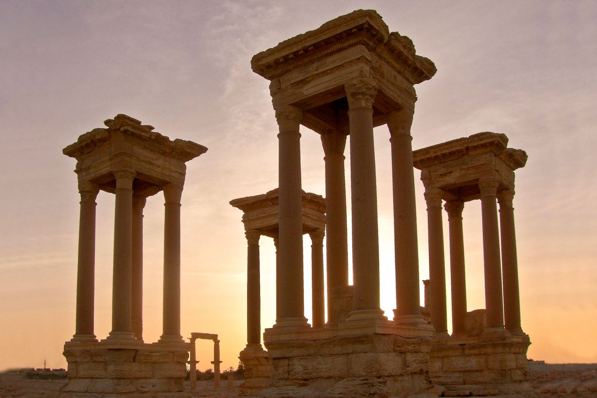 Παλμύρα: το Τετράπυλο, με τους 16 κίονες από τριανταφυλλί γρανίτη φερμένο από την Άνω Αίγυπτο, έχει αναστηλωθεί σε μεγάλο βαθμό. Φωτ. Θεόφιλος Προδρόμου.