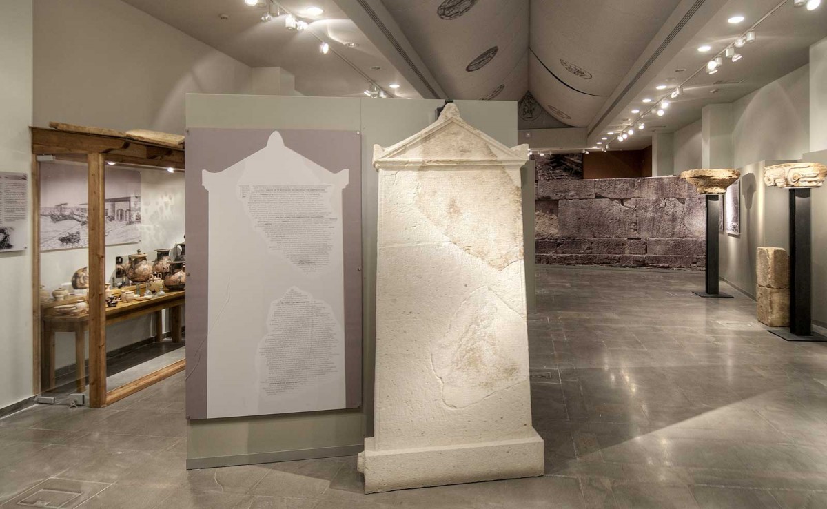 Η ενεπίγραφη στήλη βρίσκεται στην Αίθουσα Α του Αρχαιολογικού Μουσείο Άρτας (φωτ. Εφορεία Αρχαιοτήτων Άρτας).