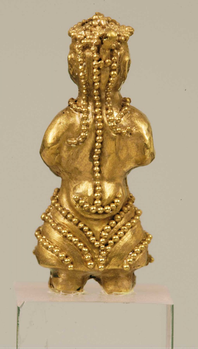 Χρυσό περίαπτο του 14ου-13ου αι. π.Χ. (πίσω όψη). Έκθεση Μυκηναϊκών Αρχαιοτήτων, αίθουσα 4, προθήκη 31 (Αρ. ευρ. Π 2946). Φωτογραφία: Εθνικό Αρχαιολογικό Μουσείο/Γ. Πατρικιάνος, Μ. Κοντάκη.