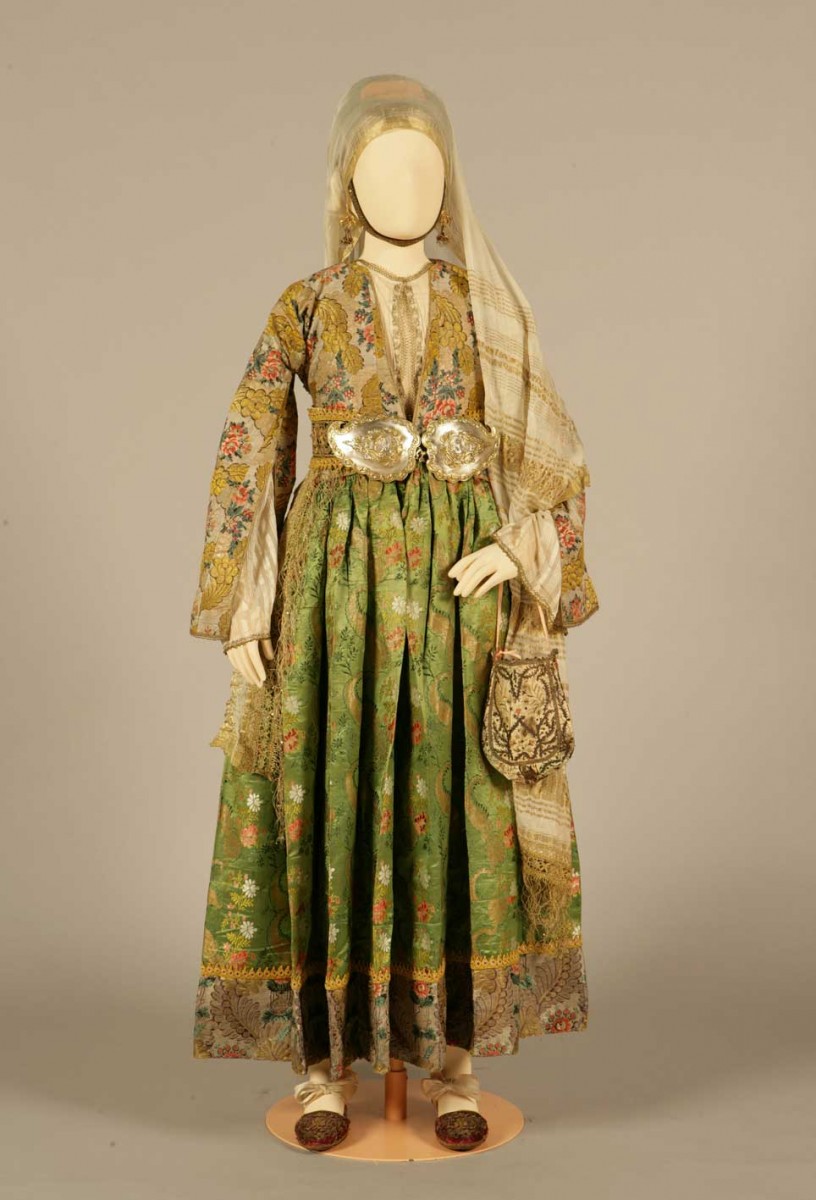 Νυφική φορεσιά παλαιού τύπου από την Κύμη Ευβοίας. 18ος αιώνας. Πελοποννησιακό Λαογραφικό Ίδρυμα, Ναύπλιο.