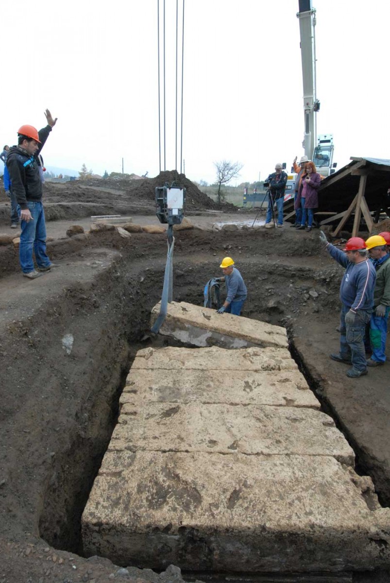 Ο ασύλητος κιβωτιόσχημος τάφος που βρέθηκε το φθινόπωρο του 2014 στις Αιγές κατά την αποκάλυψή του (φωτ. Εφορεία Αρχαιοτήτων Ημαθίας).