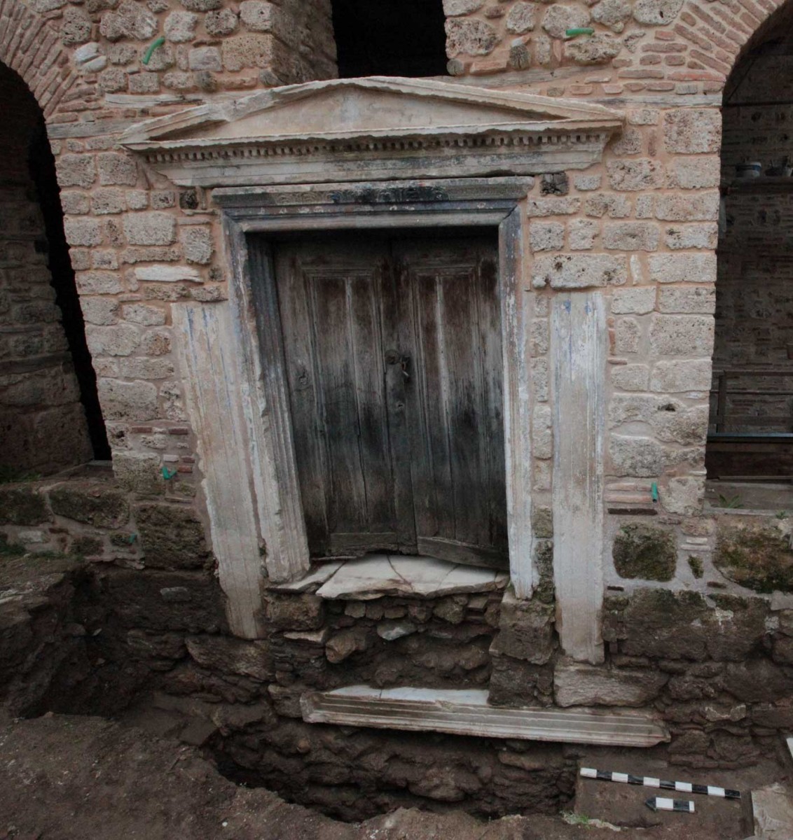 Η παλίμψηστη όψη της εισόδου του νάρθηκα της παλιάς Μητρόπολης στη Βέροια (φωτ. Εφορεία Αρχαιοτήτων Ημαθίας).
