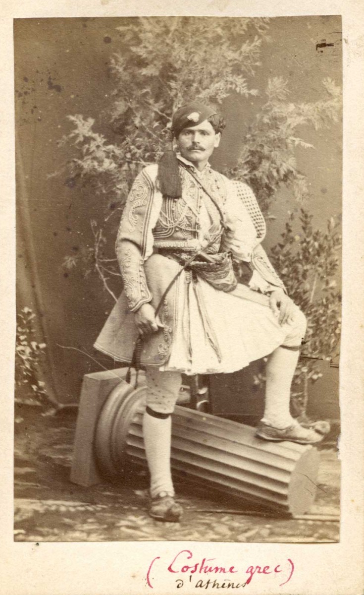 Στο στούντιο του φωτογράφου Πέτρου Μωραΐτη, περ. 1870. (Συλλογή: Χάρης Γιακουμής/Kallimages, Παρίσι)