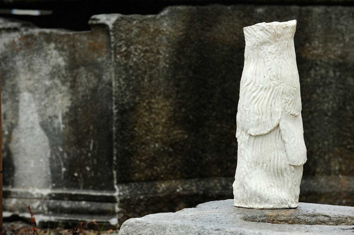 Το έργο της Hijo Nam «Cultural Custom», που είναι φτιαγμένο από λευκό πηλό, κάνει μια νύξη στα αγάλματα της ελληνιστικής εποχής και στα κυματιστά ενδύματά τους (φωτ. Χριστόφορος Δουλγέρης).