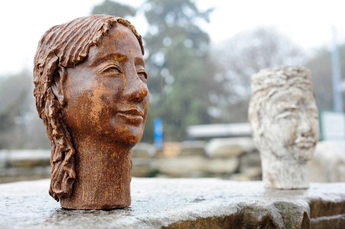 Οι κεφαλές που φιλοτεχνεί η Nam αποτίουν φόρο τιμής στη σημαντικότερη συνεισφορά της ελληνιστικής τέχνης, την αναπαράσταση του ανθρώπινου προσώπου (φωτ. Χριστόφορος Δουλγέρης). 