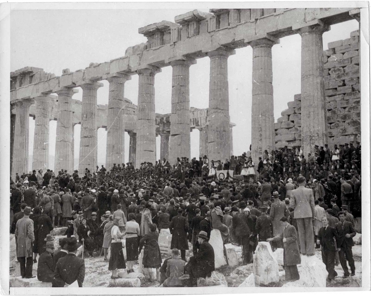5/1/1933. Εκατό χρόνια ακριβώς μετά, οι Αθηναίοι ανεβαίνουν στην Ακρόπολη για να γιορτάσουν τα εκατοντάχρονα της απελευθέρωσής της από τους Οθωμανούς. (Συλλογή: Χάρης Γιακουμής/Kallimages, Παρίσι)