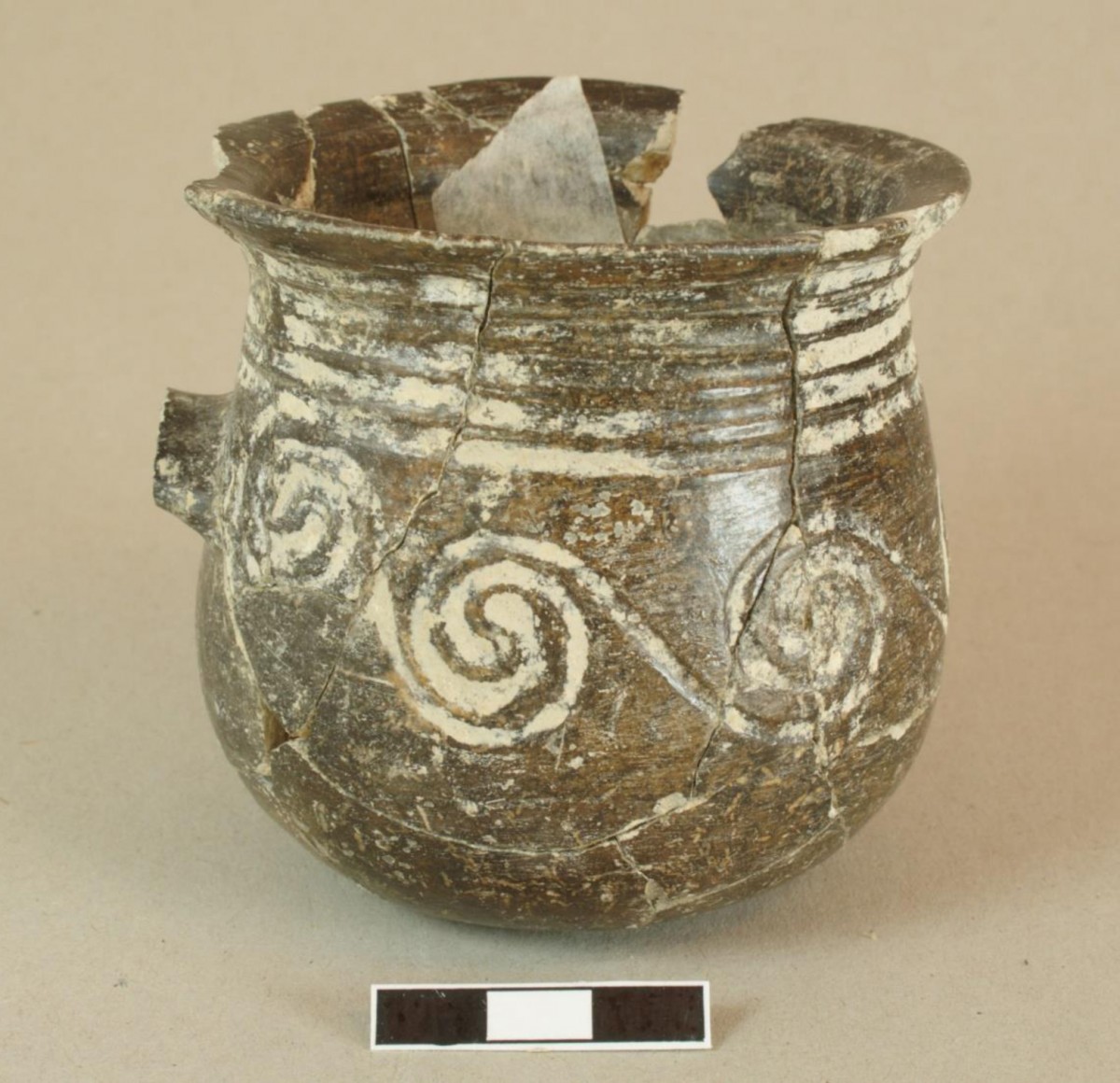 Εικ. 1. Μόνωτο κύπελλο με εγχάρακτη διακόσμηση από τη Φάση Γ του Δασκαλιού.