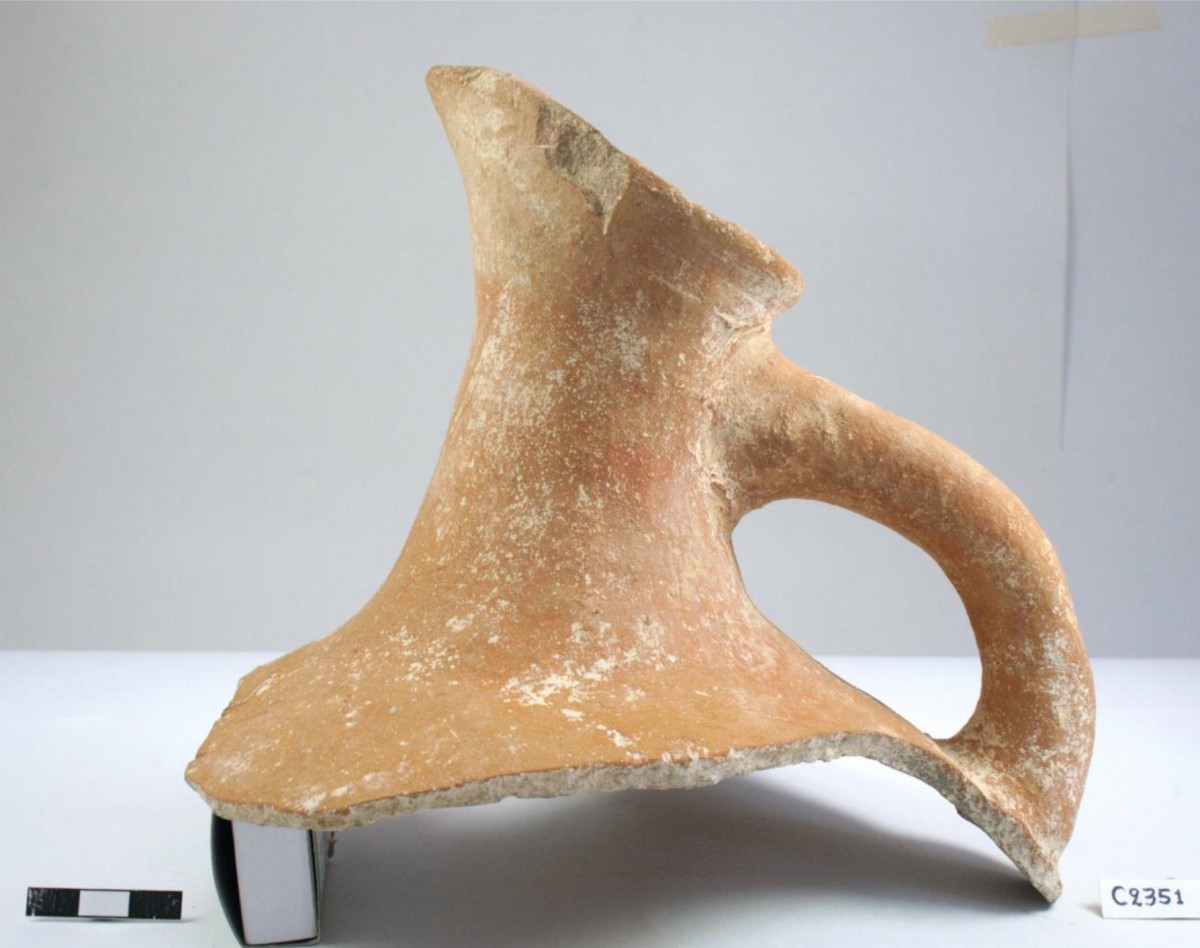 Εικ. 3. Ραμφόστομη πρόχους με λαιμό που κλίνει προς τα πίσω, από τη Φάση Γ του Δασκαλιού.