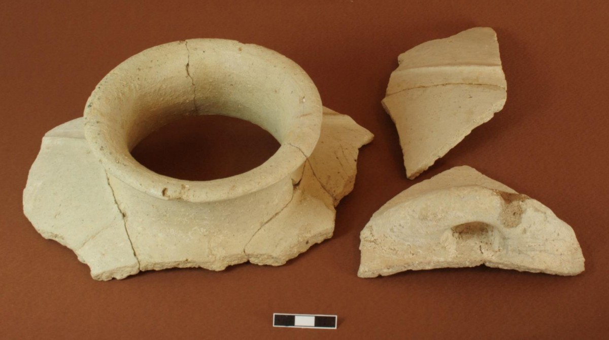 Εικ. 4. Ανοικτόχρωμος πιθαμφορέας με διακόσμηση καθέτων αναγλύφων νευρώσεων από τη Φάση Γ του Δασκαλιού.