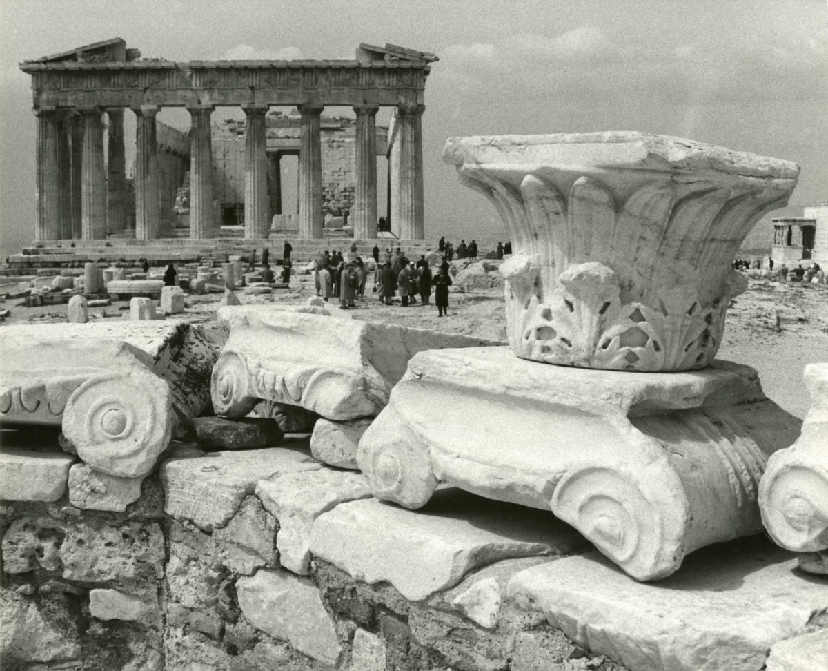 Ακρόπολη. Φωτογραφία του Wolf Suschitzky που παρουσιάζεται στην έκθεση «Ταξίδι στην Ελλάδα του ’60».