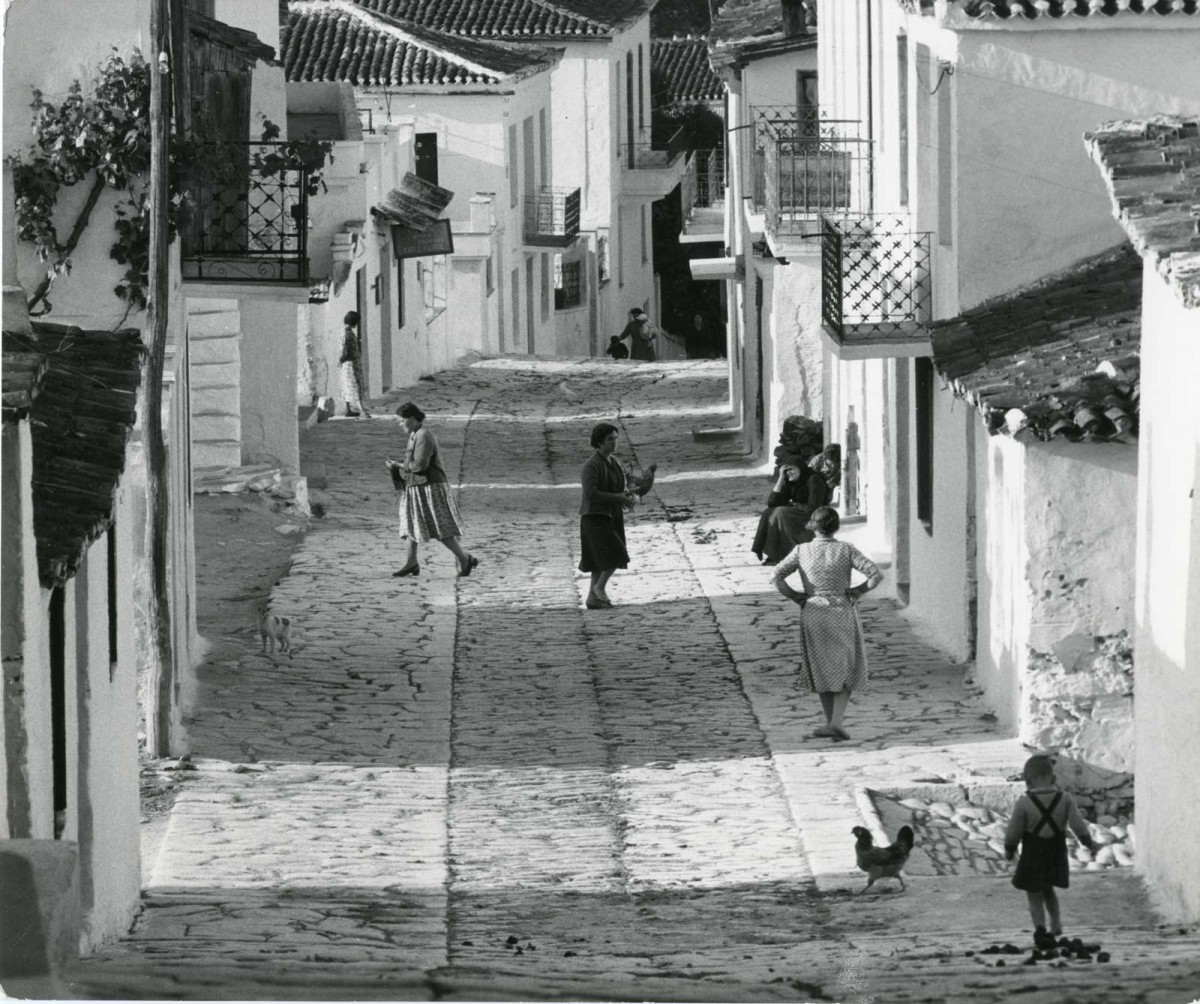 Στη Σκιάθο ο Suschitzky ήρθε σε πρώτη επαφή με το ελληνικό τοπίο και τους ανθρώπους του νησιού, οι οποίοι μεταμορφώθηκαν σε πρωταγωνιστές των φωτογραφιών του.