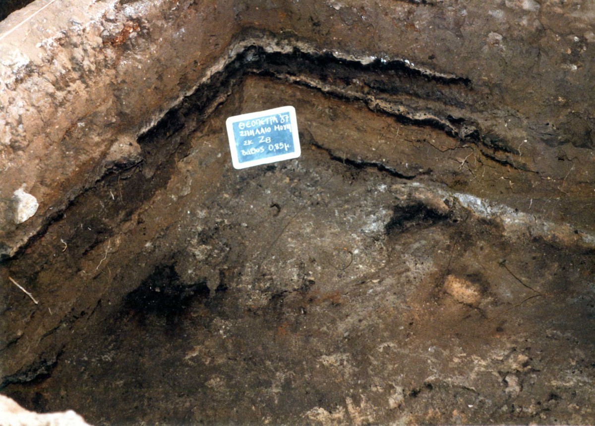 Εικ. 22. Νεολιθική επίχωση στο πρώτο ανοιγμένο σκάμμα Ζ8. Κάποια από τα οριζόντια στρώματα φωτιάς ανήκουν στη νεότερη χρήση του σπηλαίου.