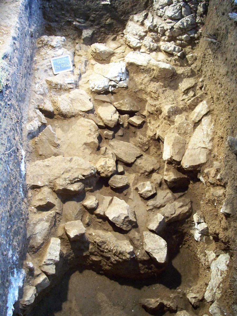 Εικ. 26. Λιθοσωρός που κλείνει την είσοδο του σπηλαίου. Οι πέτρες είναι πακτωμένες και συνδυάζονται με την παρουσία βράχων στην ίδια περιοχή.
