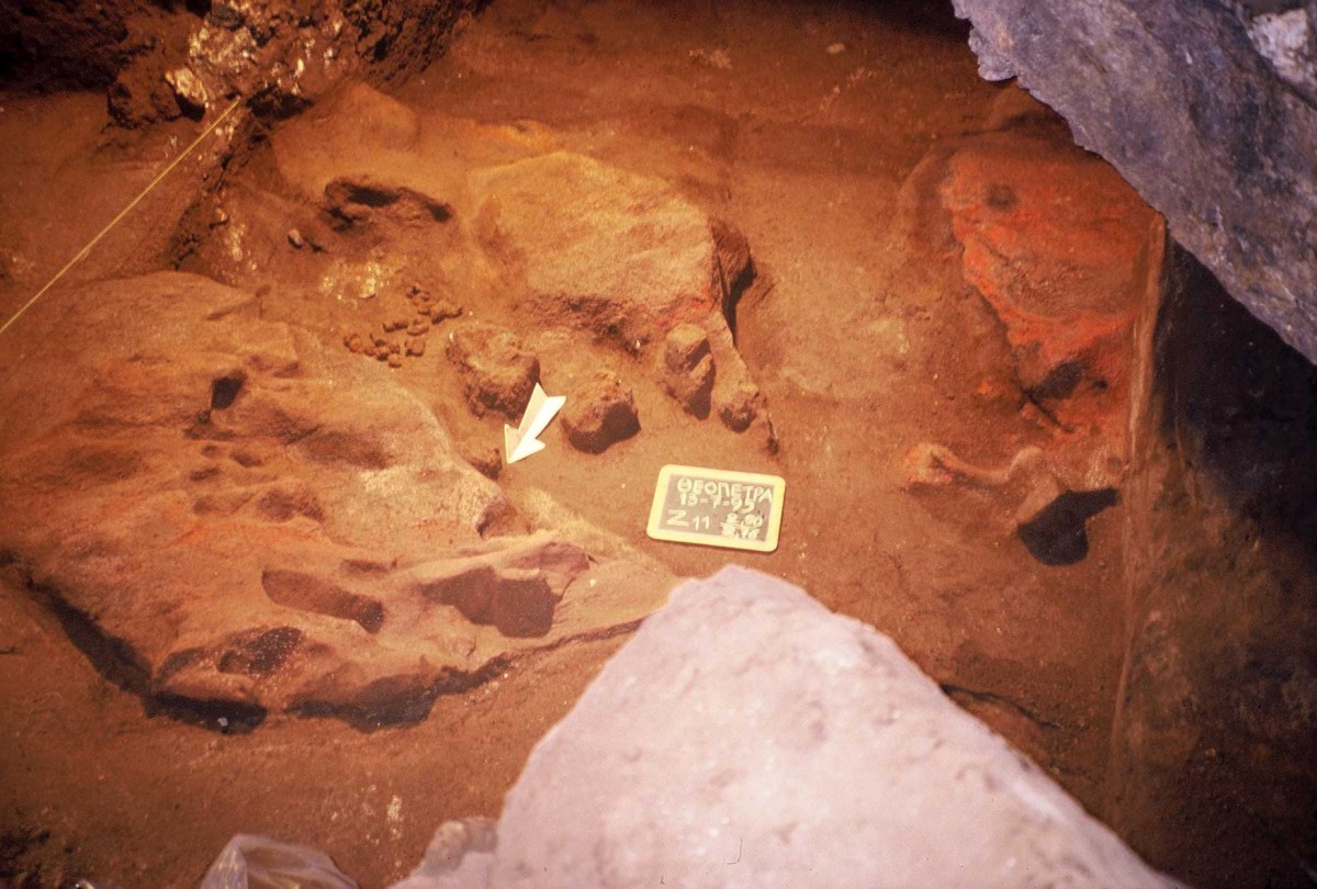 Εικ. 27. Σχηματοποιημένες μεσολιθικές μάζες πηλού που βρέθηκαν ανάμεσα σε εστίες των 60.000 χρόνων λόγω διαταραχής της στρωματογραφίας.