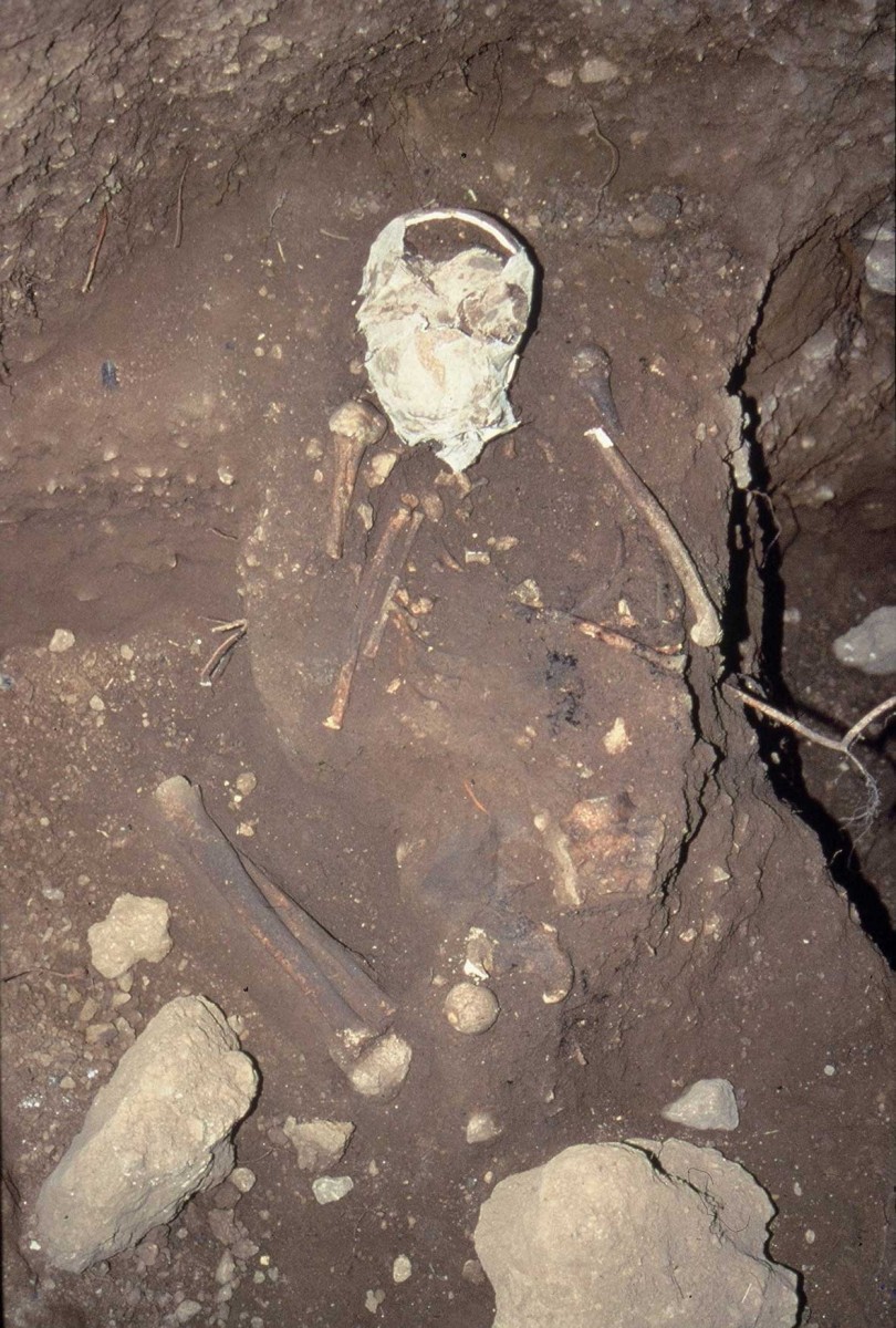 Εικ. 37. Μεσολιθική ταφή σε συνεσταλμένη στάση, χρονολογημένη στα 7280-6830 π.Χ.