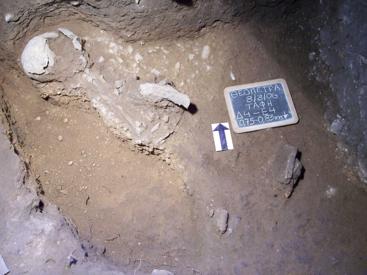 Εικ. 38. Μεσολιθική ταφή ελλιπής στο κάτω τμήμα, τα χέρια διπλωμένα κάτω από το κεφάλι σε στάση ύπνου, χρονολογημένη στα 7586-7384 π.Χ.