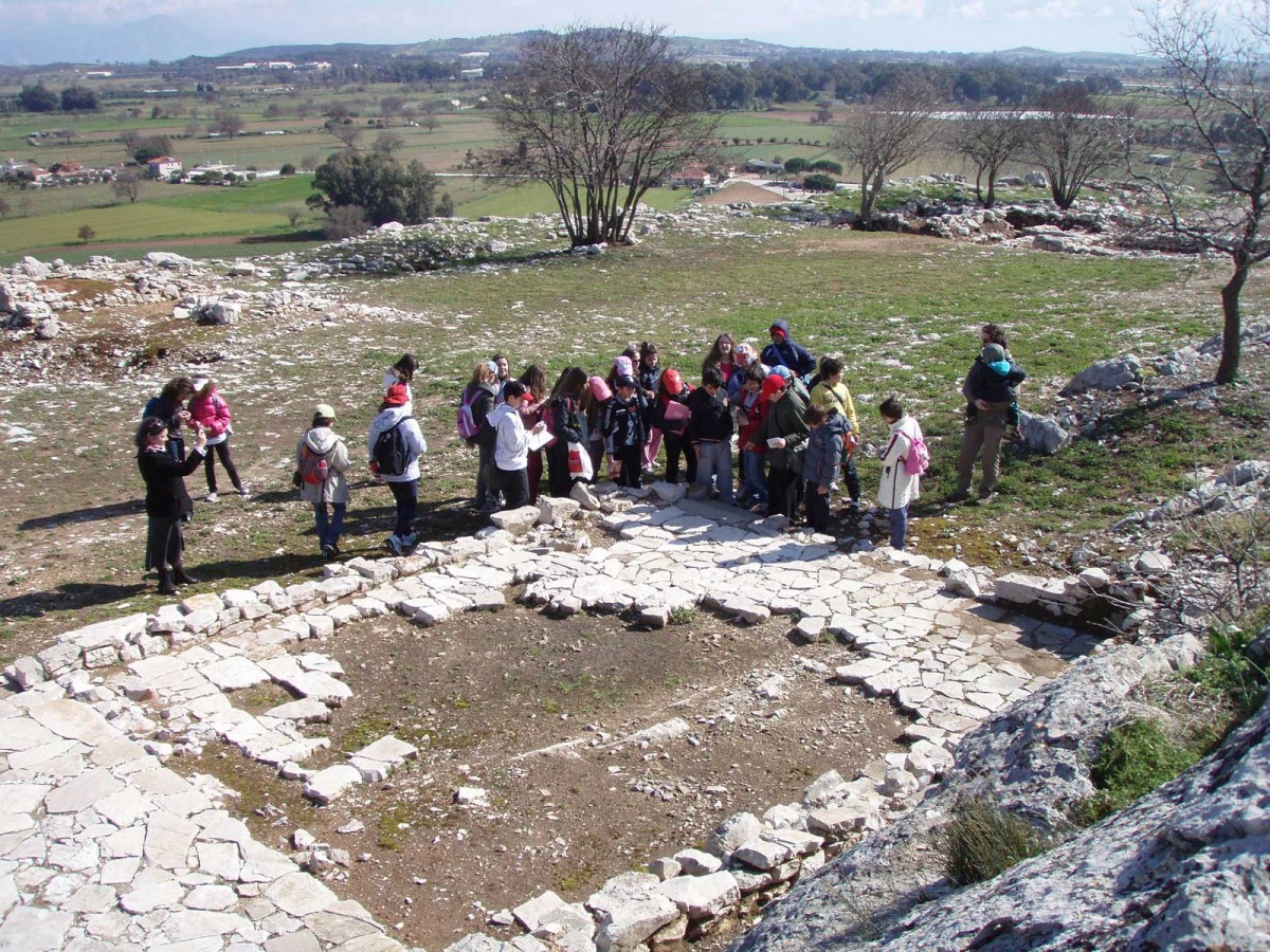Με την καθοδήγηση των υπεύθυνων αρχαιολόγων,  οι μαθητές θα γνωρίσουν την Ακρόπολη του Τείχους Δυμαίων (φωτ. Εφορεία Αρχαιοτήτων Αχαΐας).