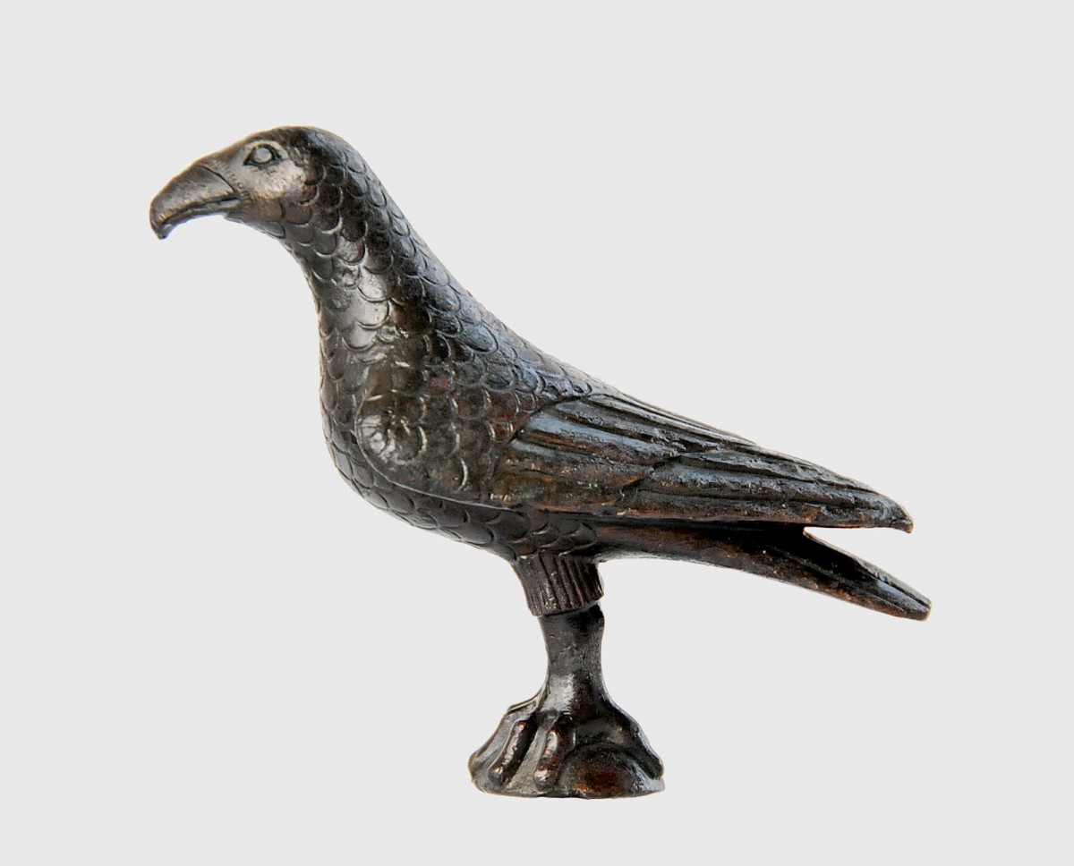 Ειδώλιο κόρακα το οποίο σώζεται ακέραιο. Τέλος 6ου αι. π.Χ. © Μουσείο Ακρόπολης.