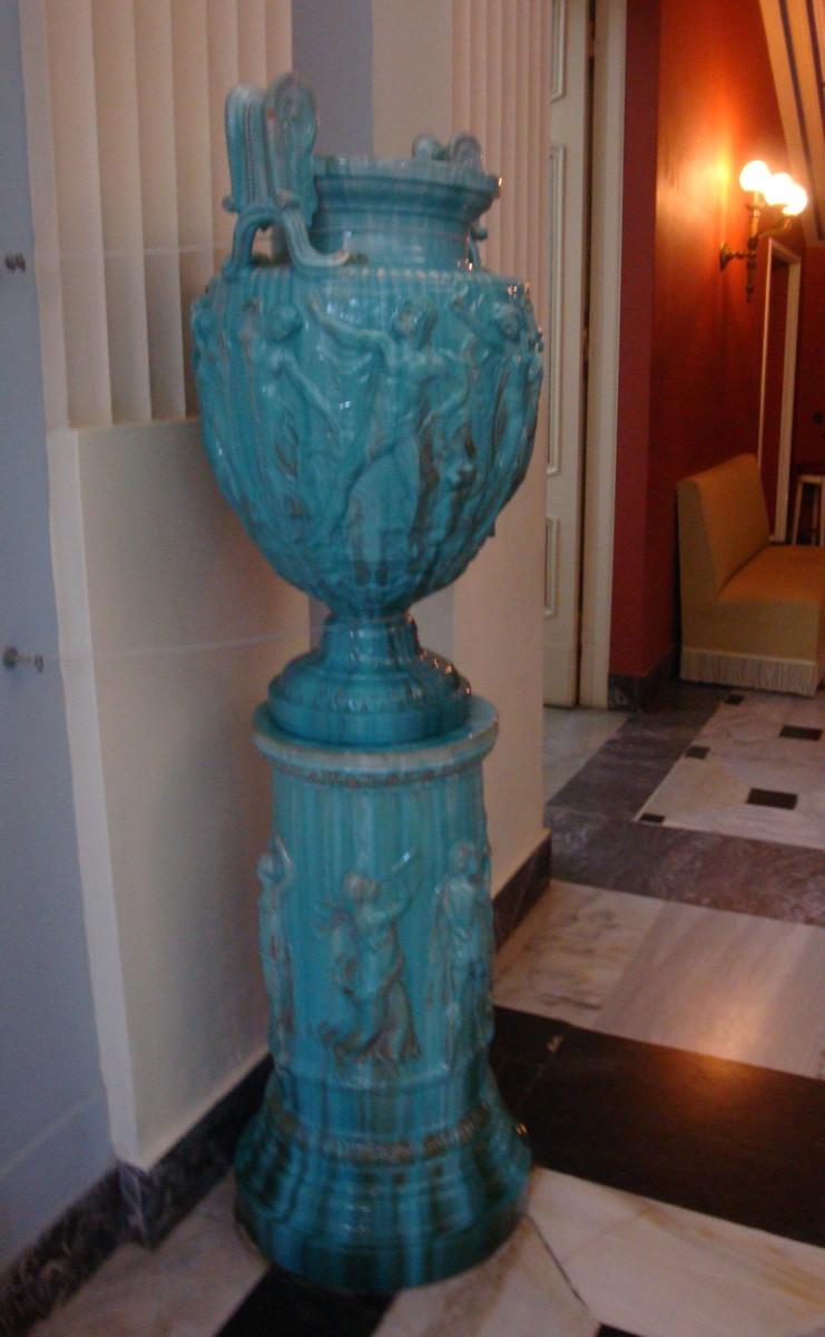 Κρατήρας από γαλαζοπράσινο εφυαλωμένο κεραμικό, αντίγραφο του λεγόμενου Αγγείου του Τάουνλι (Townley Vase, Λονδίνο, Βρετανικό Μουσείο, 2ος αι. μ.Χ.), από τα κατάλοιπα της αυτοκράτειρας Ελισάβετ της Αυστρίας. Αχίλλειο-Προθάλαμος (φωτ.: Διεύθυνση Νεώτερoυ Πολιτιστικού Αποθέματος και Άυλης Πολιτιστικής Κληρονομιάς/ ΥΠΟΠΑΙΘ).