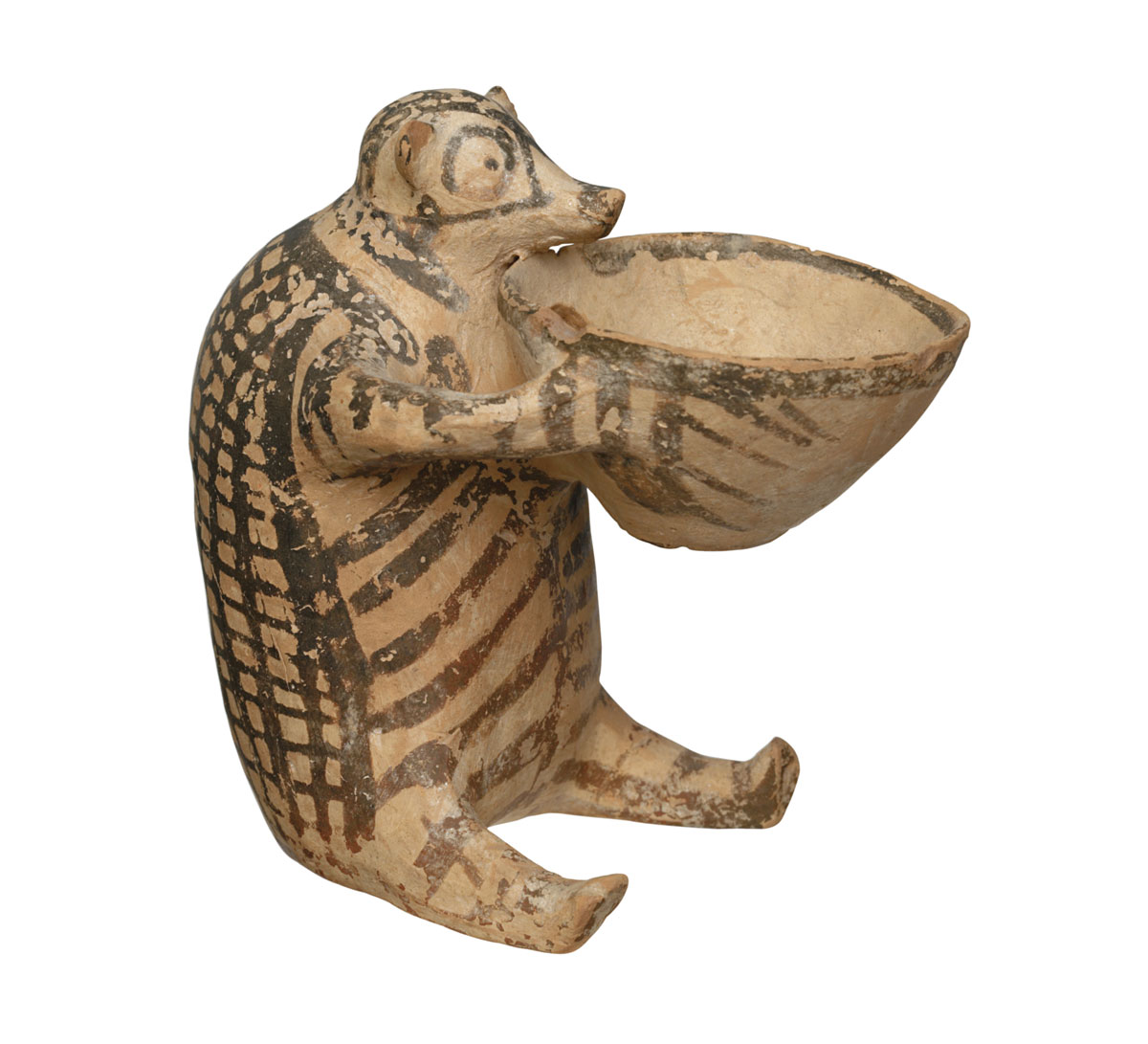 Πλαστικό ζωόμορφο αγγείο που απεικονίζει αρκουδάκι ή σκαντζόχοιρο και κρατάει φιάλη. Χαλανδριανή Σύρου, 2800-2300 π.X. Εθνικό Αρχαιολογικό Μουσείο, Αθήνα.