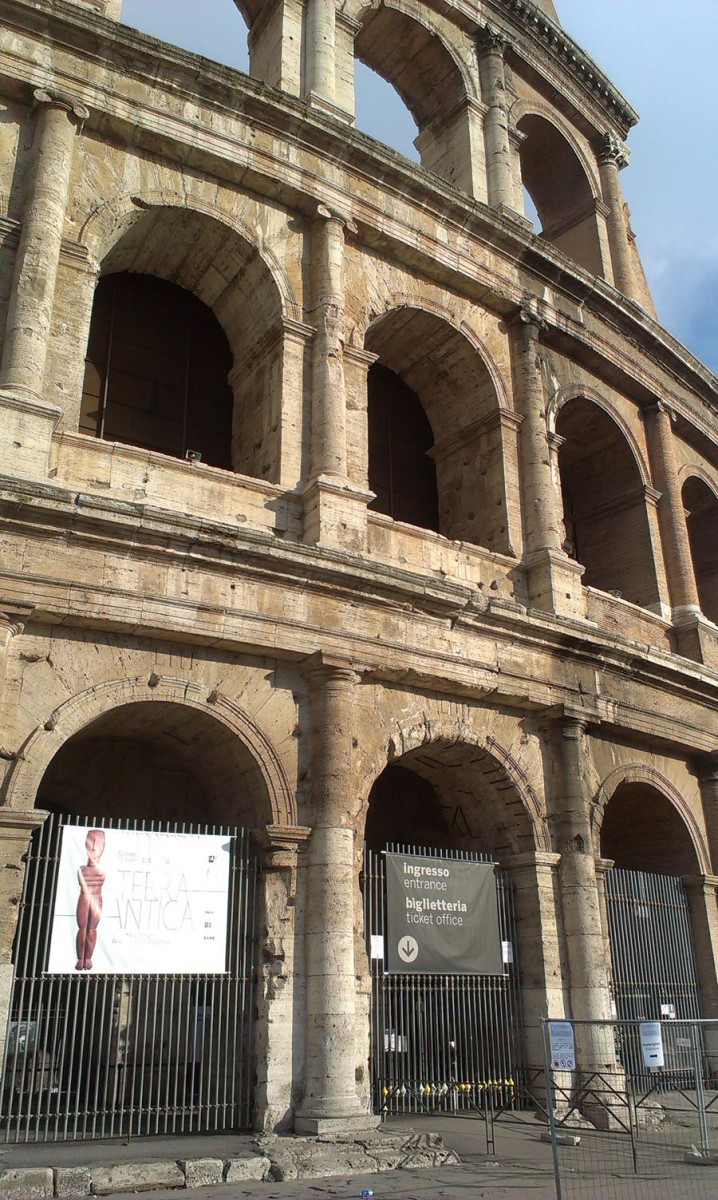 Εξωτερικό μπάνερ της έκθεσης                                                                                        «TerrAntica; Volti, miti e immagini della terra nel mondo antico» στο Κολοσσαίο της Ρώμης.