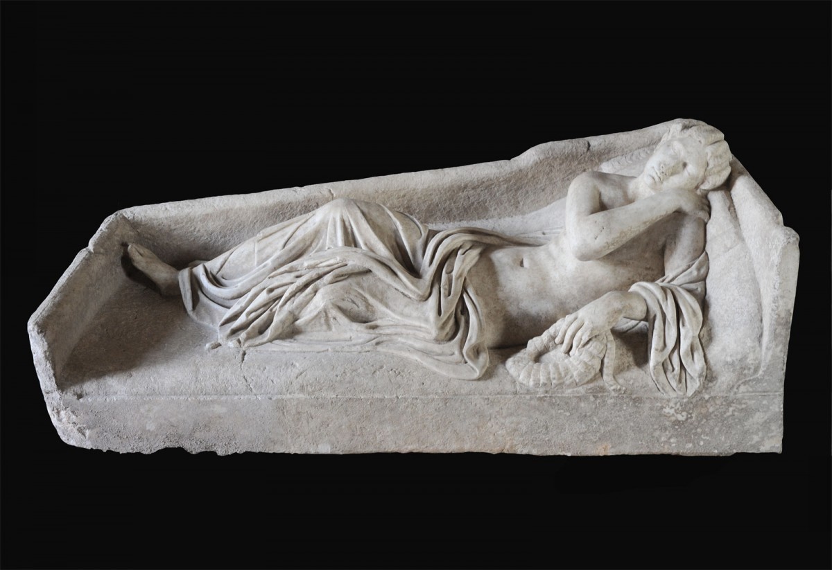 Στις αρχαιότητες που επαναπατρίστηκαν περιλαμβάνεται μια μαρμάρινη σαρκοφάγος που επρόκειτο να πουληθεί από γκαλερί της Νέας Υόρκης έναντι του ποσού των 4,5 εκατ. δολαρίων (φωτ. CARABINIERI CC TPC ROMA).