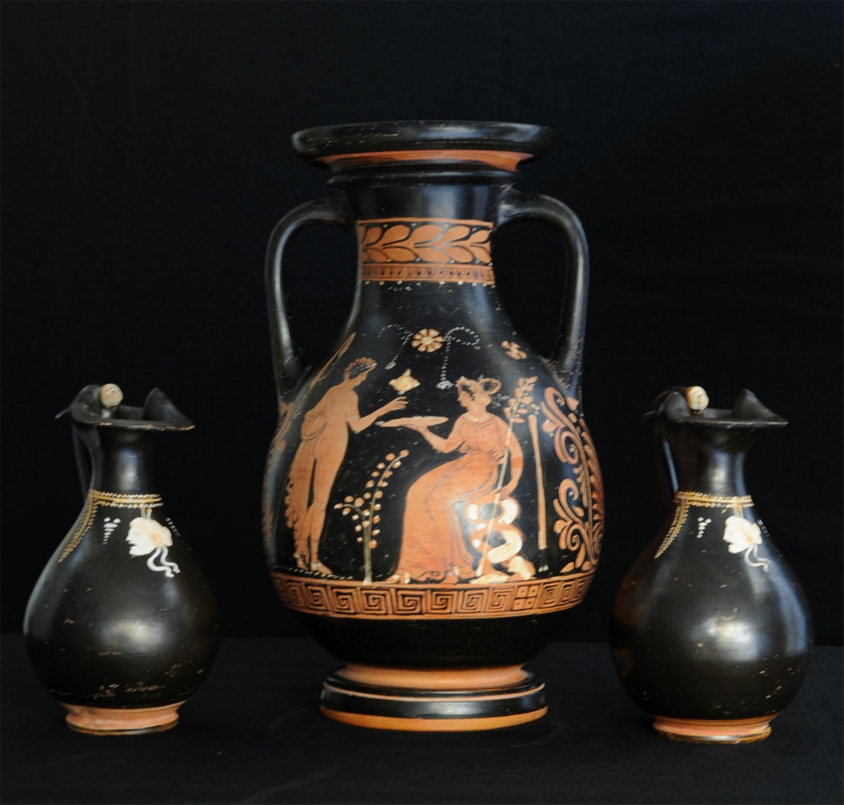 Στα 25 αρχαία αντικείμενα που επιστράφηκαν στην Ιταλία περιλαμβάνονται αγγεία, τοιχογραφίες και χειρόγραφα (φωτ. CARABINIERI CC TPC ROMA).