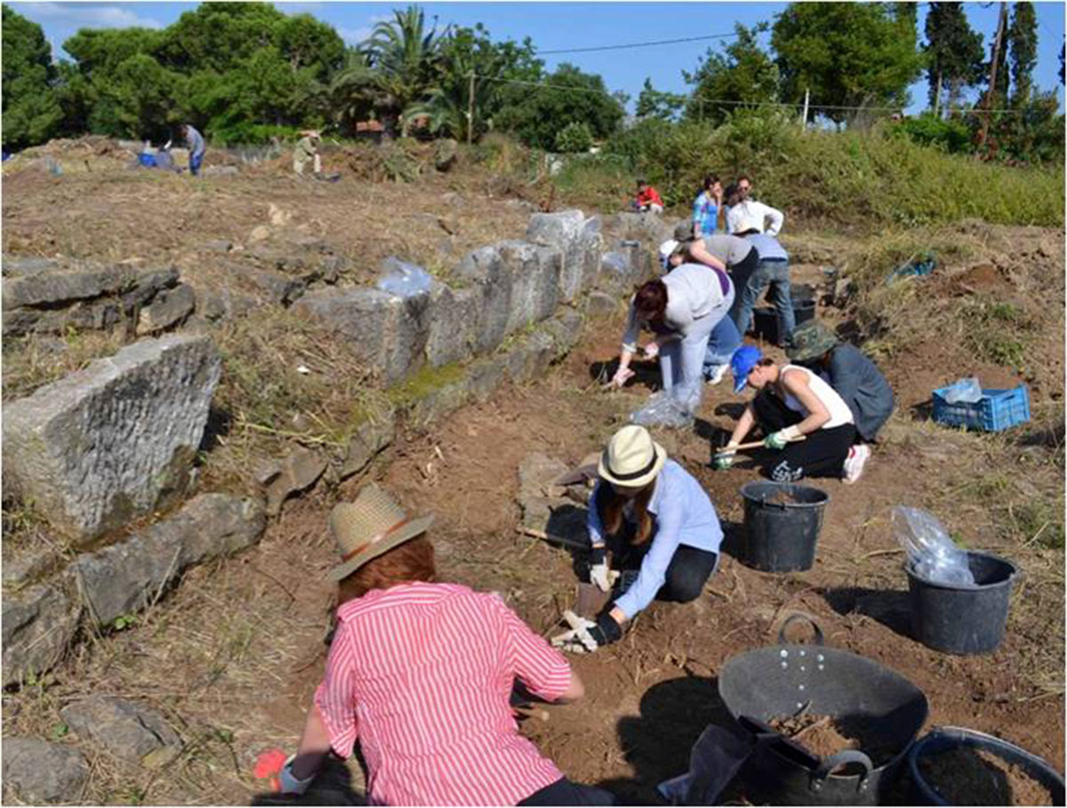 Πρακτική άσκηση των φοιτητών αρχαιολογίας του Πανεπιστημίου Αθηνών στην ανασκαφή στο Πλάσι Μαραθώνα (φωτ. ΕΚΠΑ).