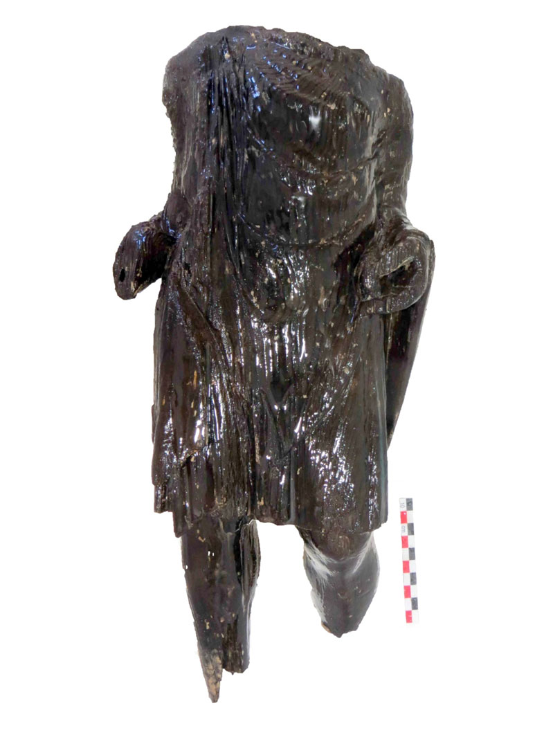 Το ξύλινο άγαλμα που βρέθηκε στη διάρκεια του έργου. Είναι ένα από τα ελάχιστα στον ελλαδικό χώρο (φωτ. Εφορεία Αρχαιοτήτων Δυτικής Αττικής, Πειραιώς και Νήσων).