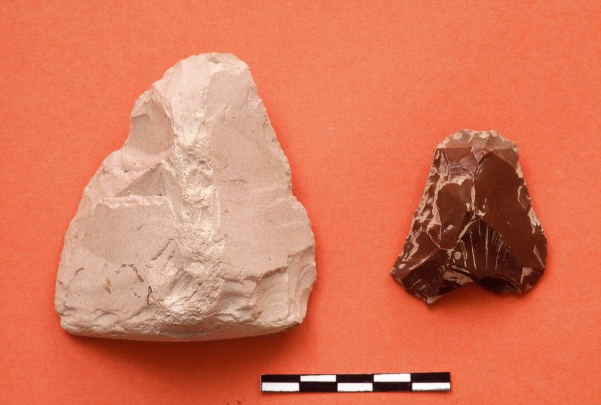 Εικ. 3. Λίθινα εργαλεία που βρέθηκαν στο βαθύτερο ίζημα φτιαγμένα πιθανότατα από πυριτόλιθο του βραχώδους πυθμένα του σπηλαίου.