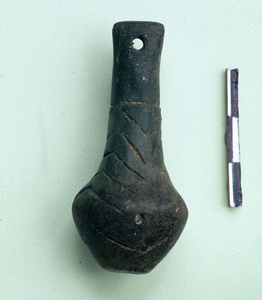 Εικ. 40. Λίθινο περίαπτο-ειδώλιο, επίσης βαλκανικού τύπου, γνωστό από τον πολιτισμό Maliq II της Αλβανίας. Χαλκολιθική περίοδος.